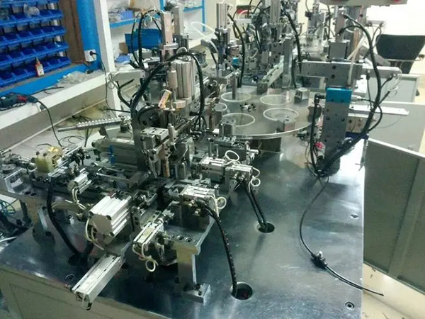 電氣行業(yè)開始大量使用接線端子自動(dòng)機(jī)